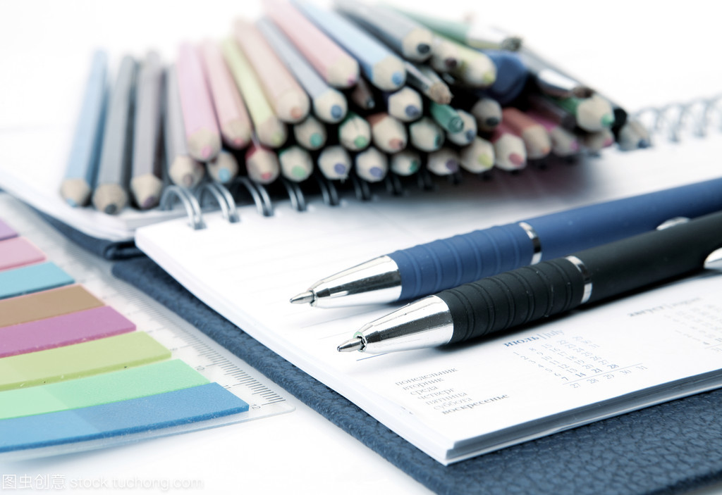 白紙上的秩序 辦公用品在白色背景下的藝術與效率